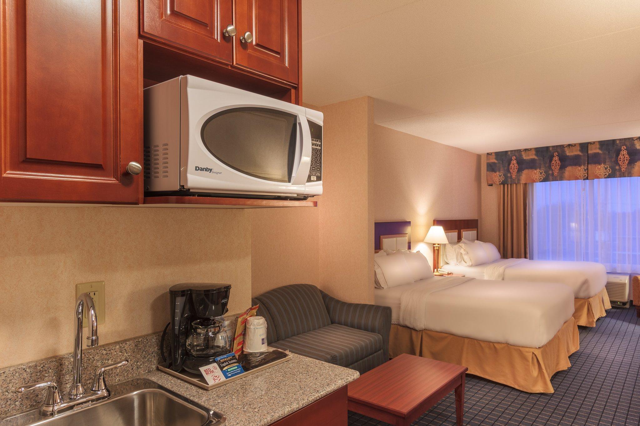 Holiday Inn Express & Suites - Belleville By Ihg מראה חיצוני תמונה