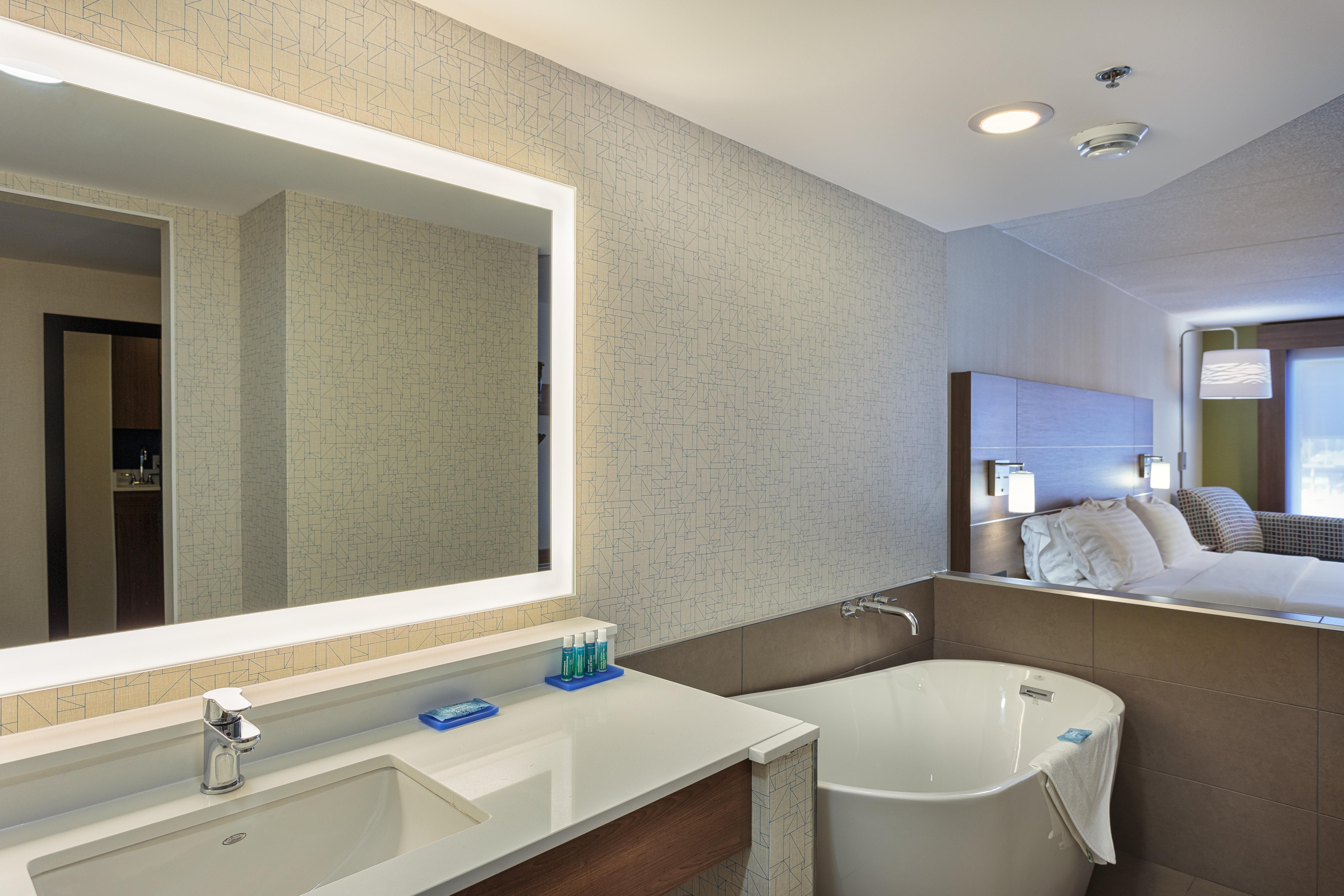 Holiday Inn Express & Suites - Belleville By Ihg מראה חיצוני תמונה