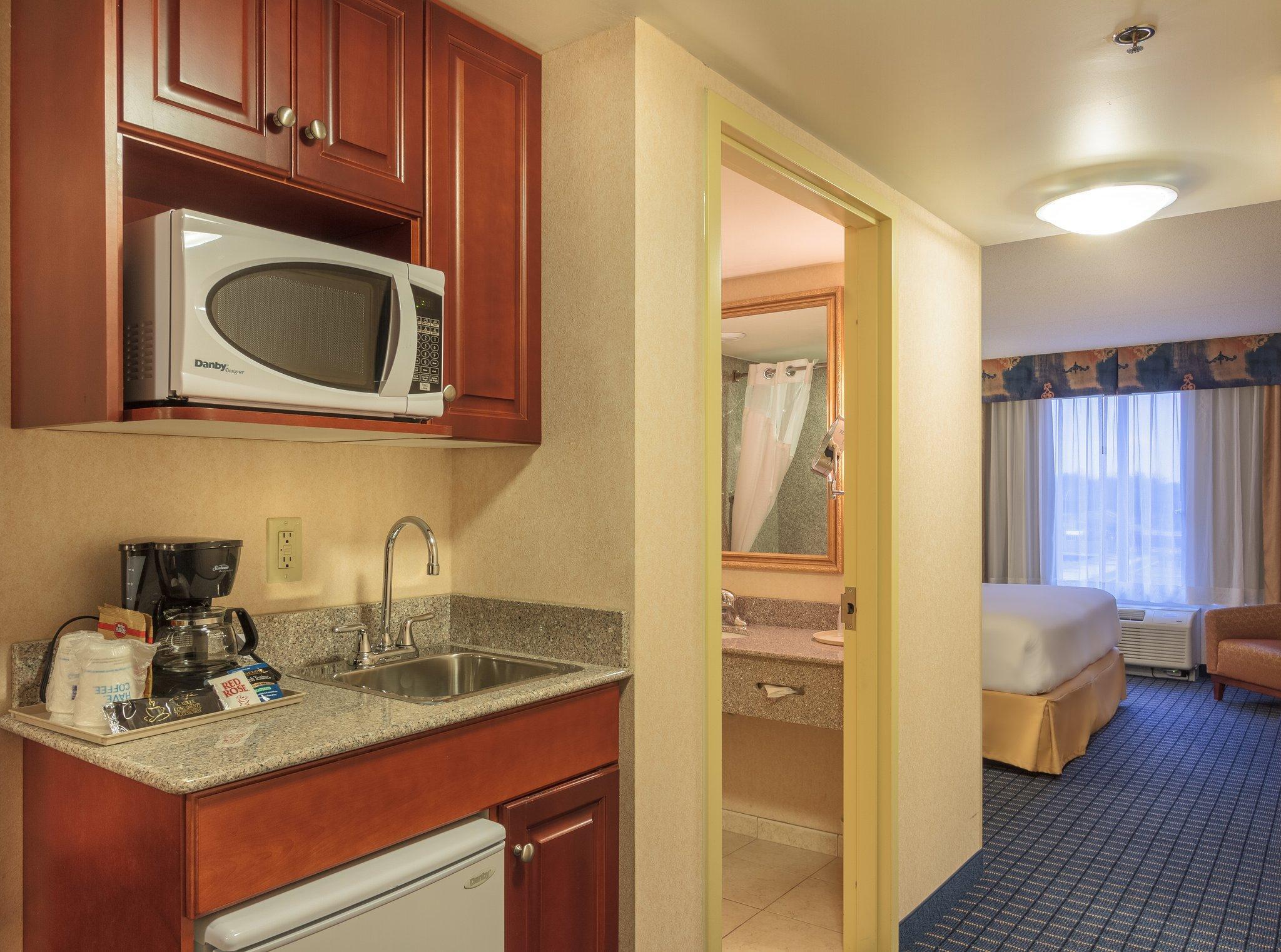 Holiday Inn Express & Suites - Belleville By Ihg מראה חיצוני תמונה