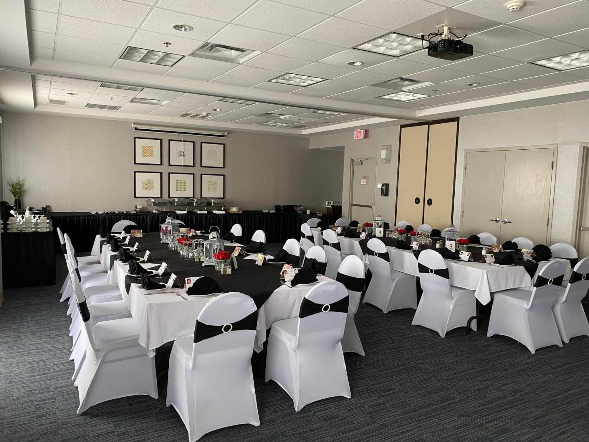 Holiday Inn Express & Suites - Belleville By Ihg מראה חיצוני תמונה