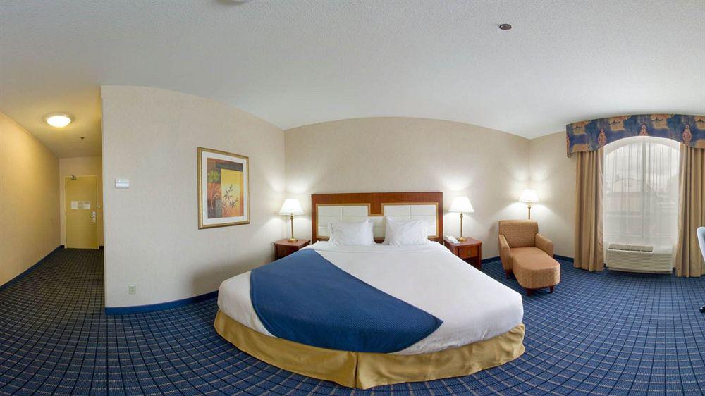 Holiday Inn Express & Suites - Belleville By Ihg מראה חיצוני תמונה